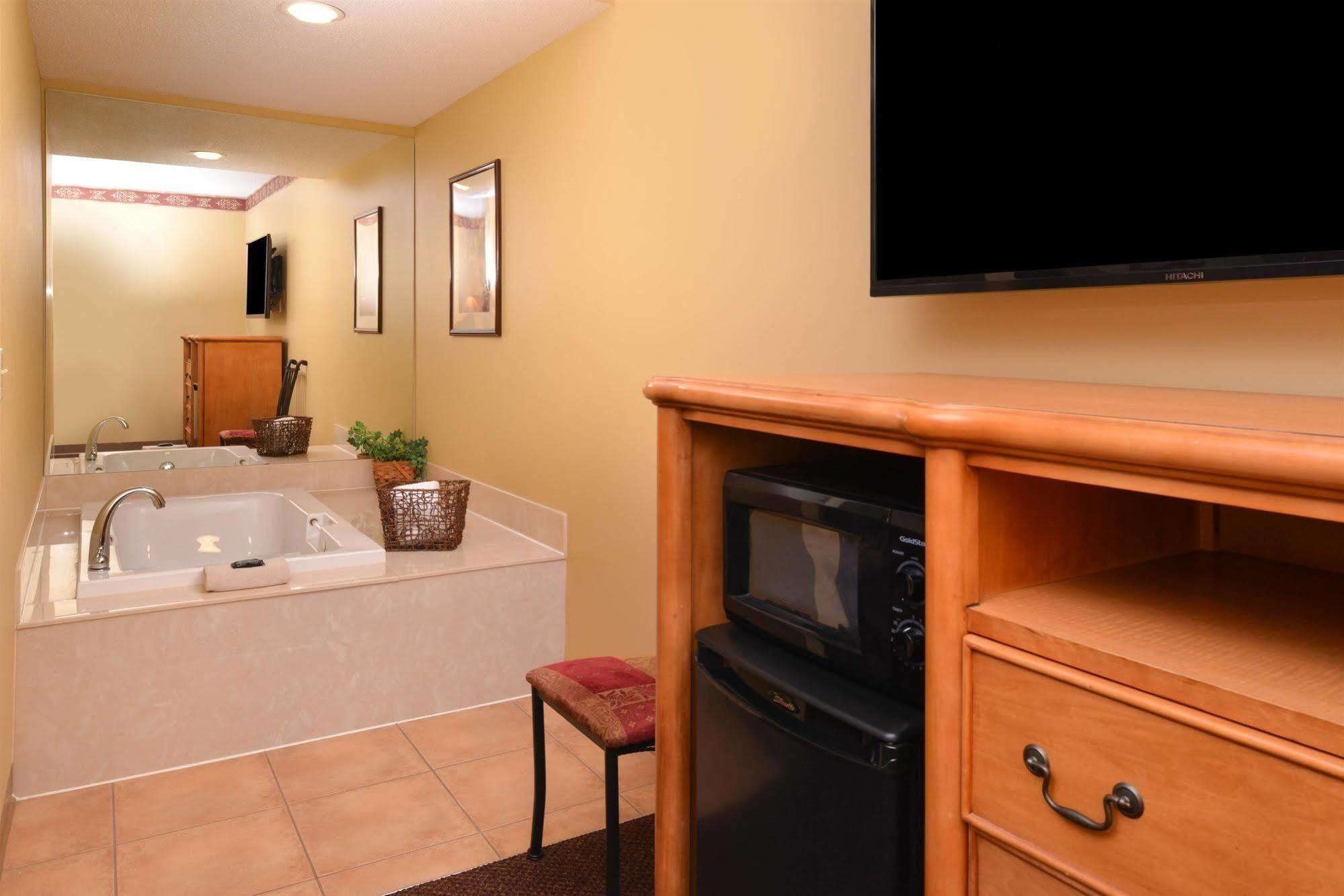 Country Hearth Inn & Suites Edwardsville Eksteriør billede